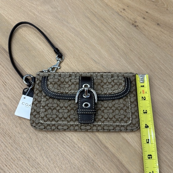 BNWT SIGNATURE COACH LARGE WRISTLET - Picture 3 of 6